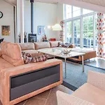 Сasa de vacaciones Six-bedroom In